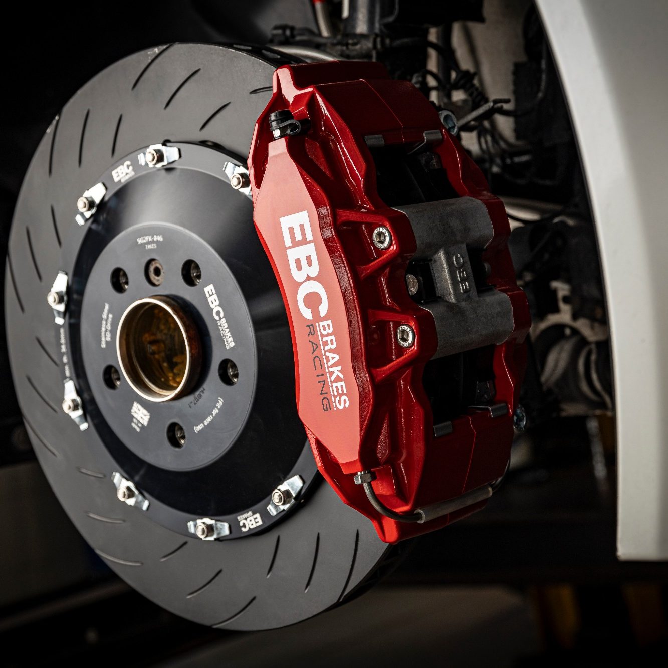 Rote Bremssattel mit Bremsscheibe, Teil einer Hochleistungsbremsanlage.